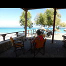 Mittagessen am hellblauen Wasser